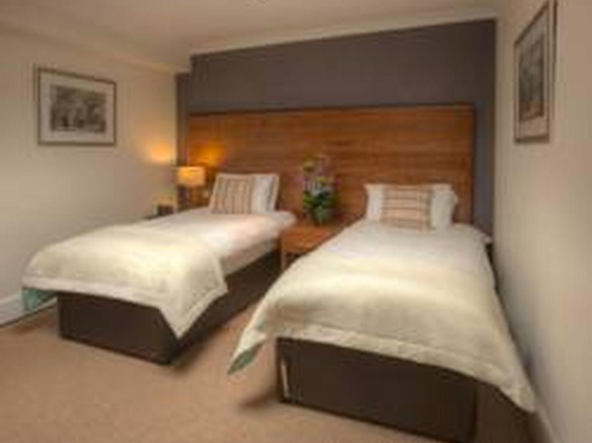 The Boleyn Hotel Staines-upon-Thames Екстер'єр фото