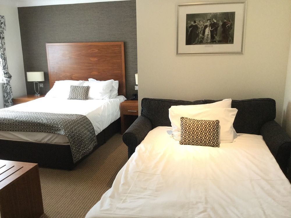 The Boleyn Hotel Staines-upon-Thames Екстер'єр фото