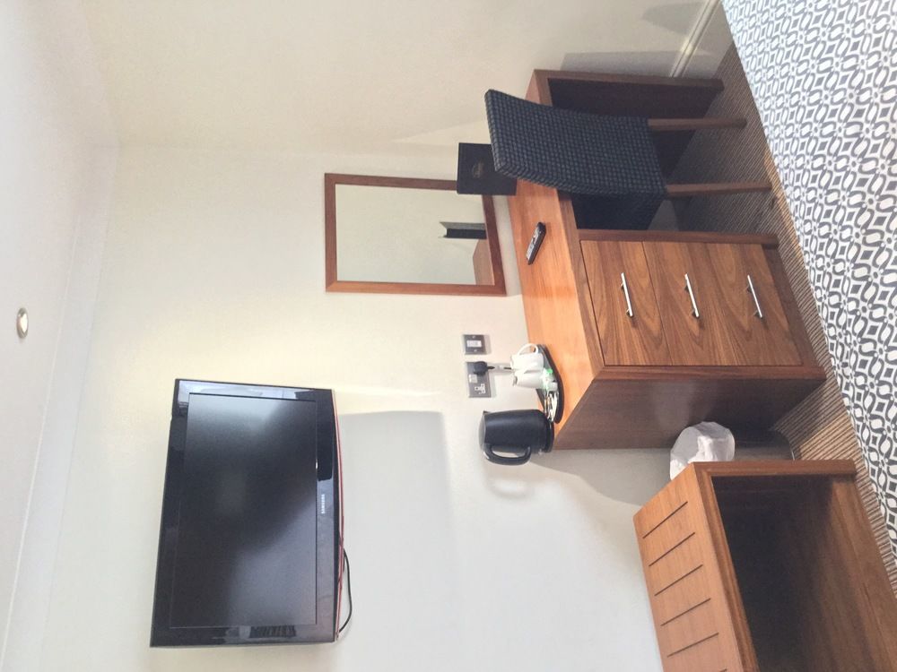 The Boleyn Hotel Staines-upon-Thames Екстер'єр фото