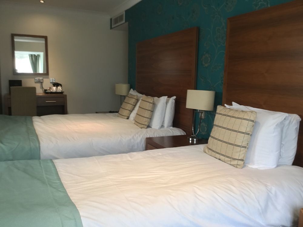 The Boleyn Hotel Staines-upon-Thames Екстер'єр фото