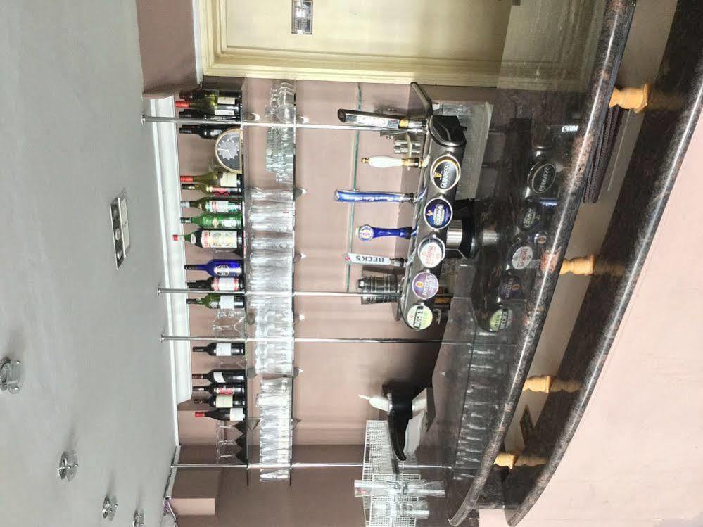 The Boleyn Hotel Staines-upon-Thames Екстер'єр фото