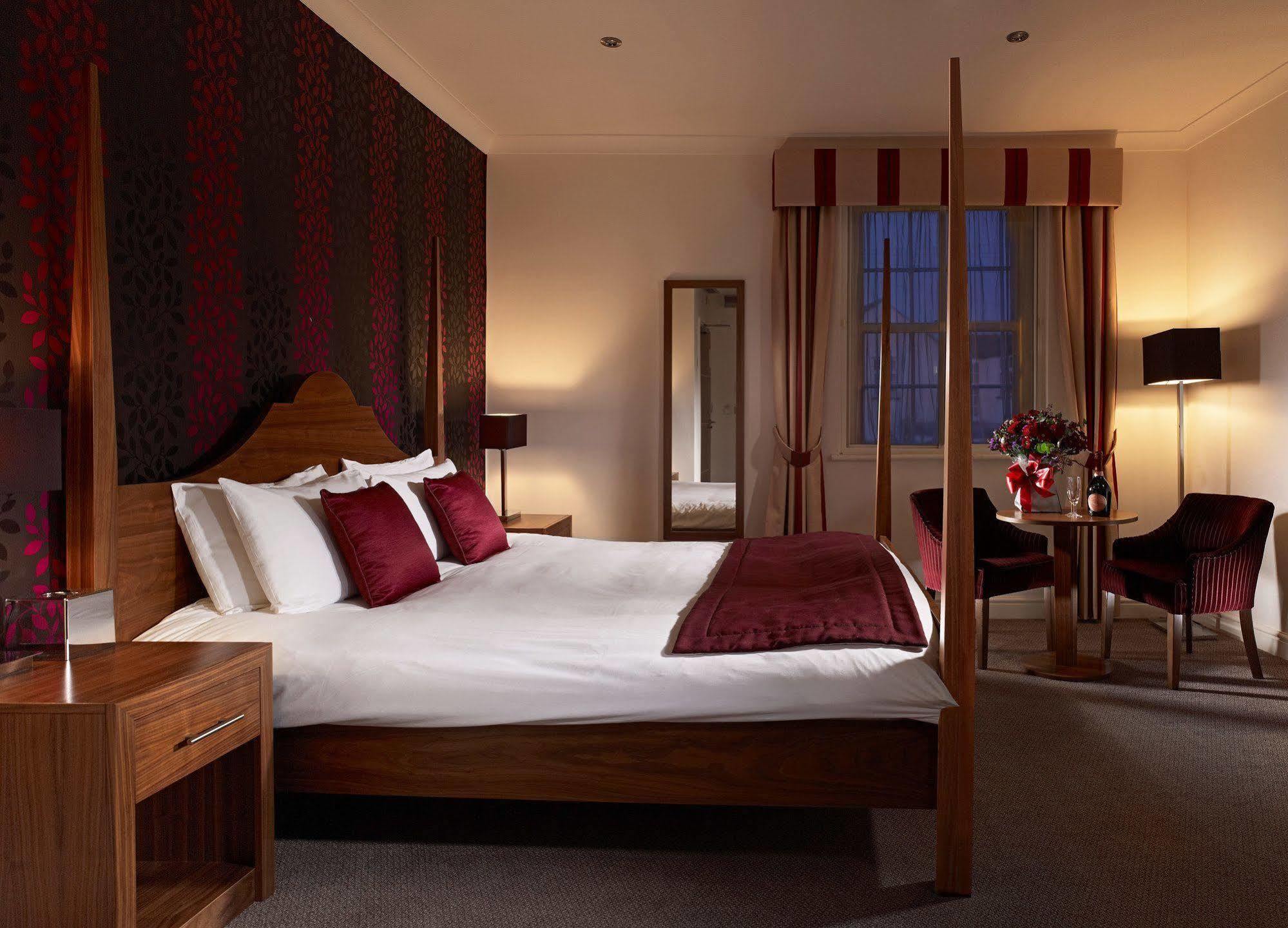 The Boleyn Hotel Staines-upon-Thames Екстер'єр фото