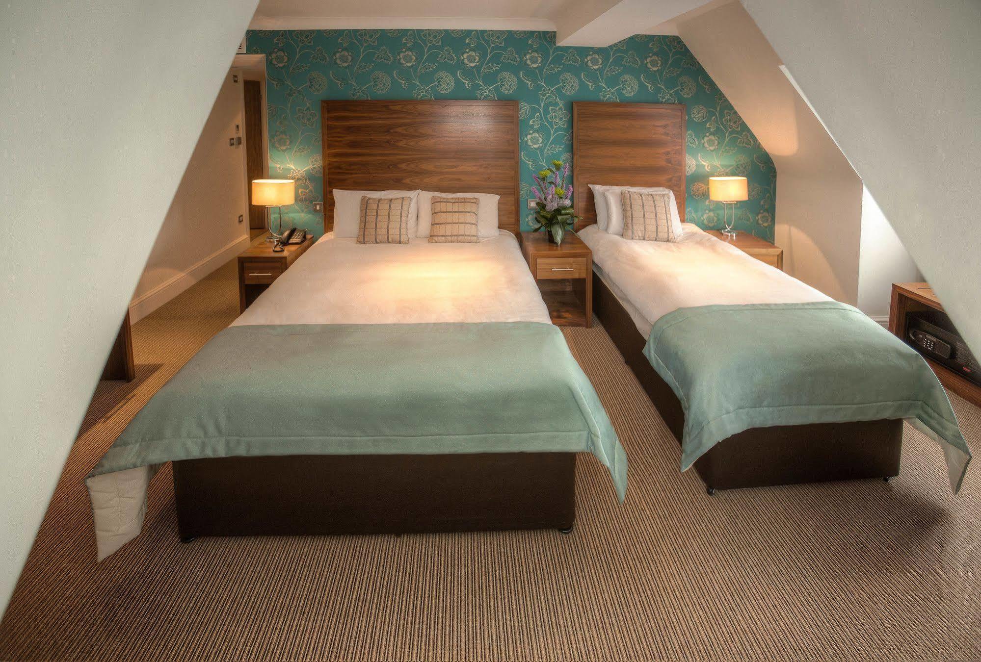 The Boleyn Hotel Staines-upon-Thames Екстер'єр фото