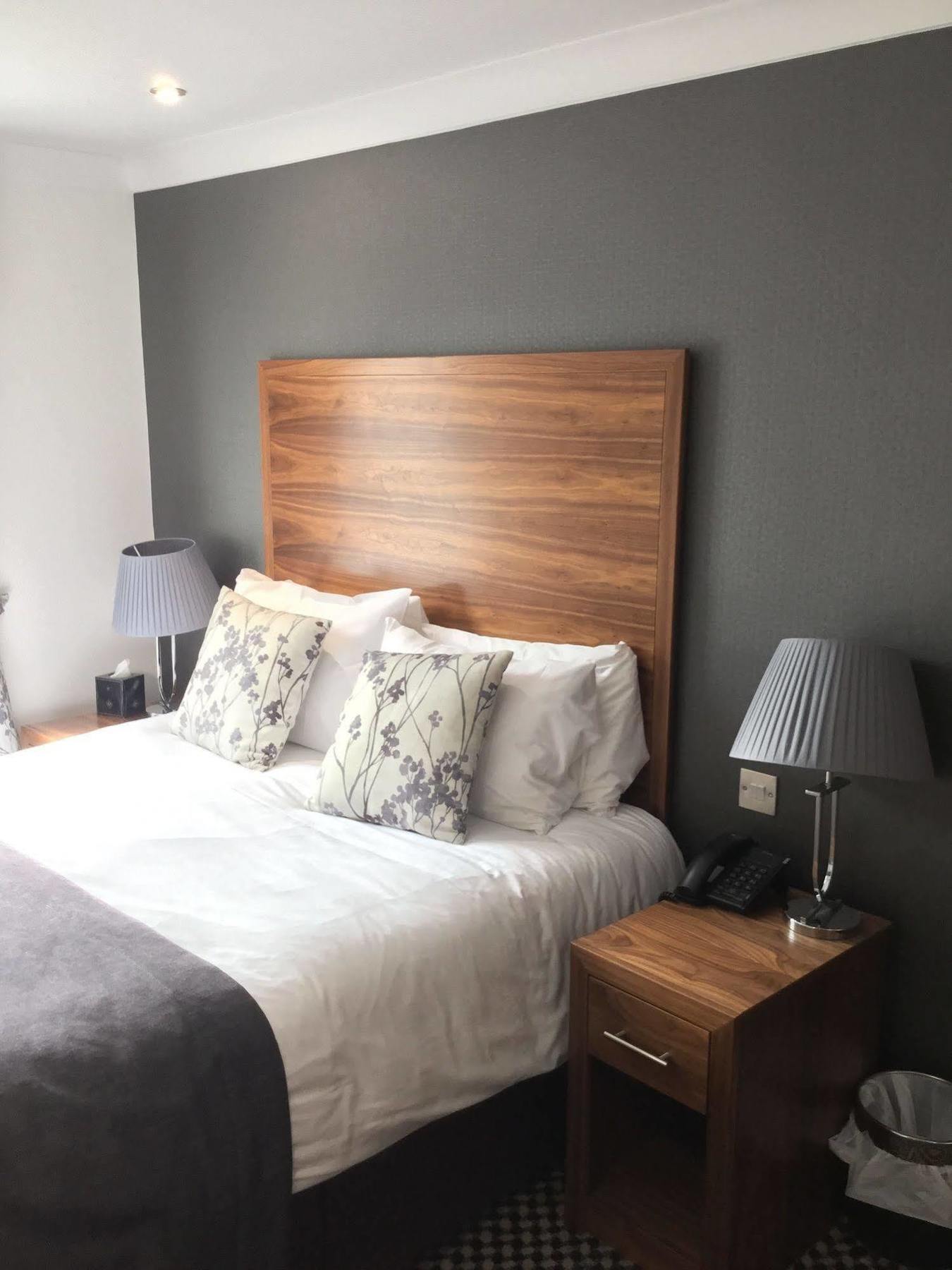 The Boleyn Hotel Staines-upon-Thames Екстер'єр фото