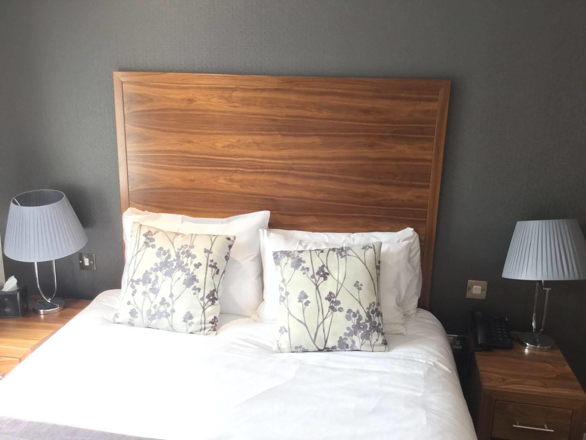 The Boleyn Hotel Staines-upon-Thames Екстер'єр фото