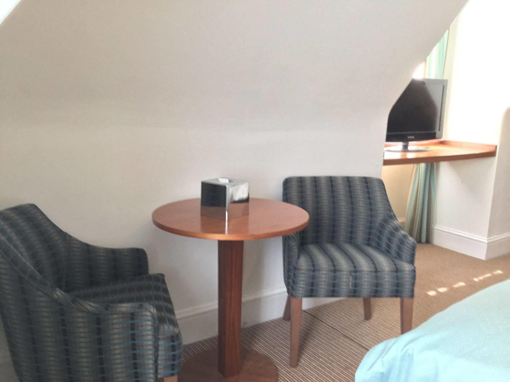 The Boleyn Hotel Staines-upon-Thames Екстер'єр фото
