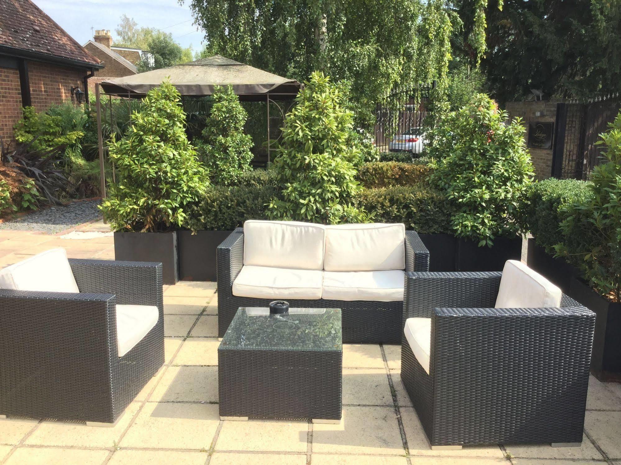 The Boleyn Hotel Staines-upon-Thames Екстер'єр фото