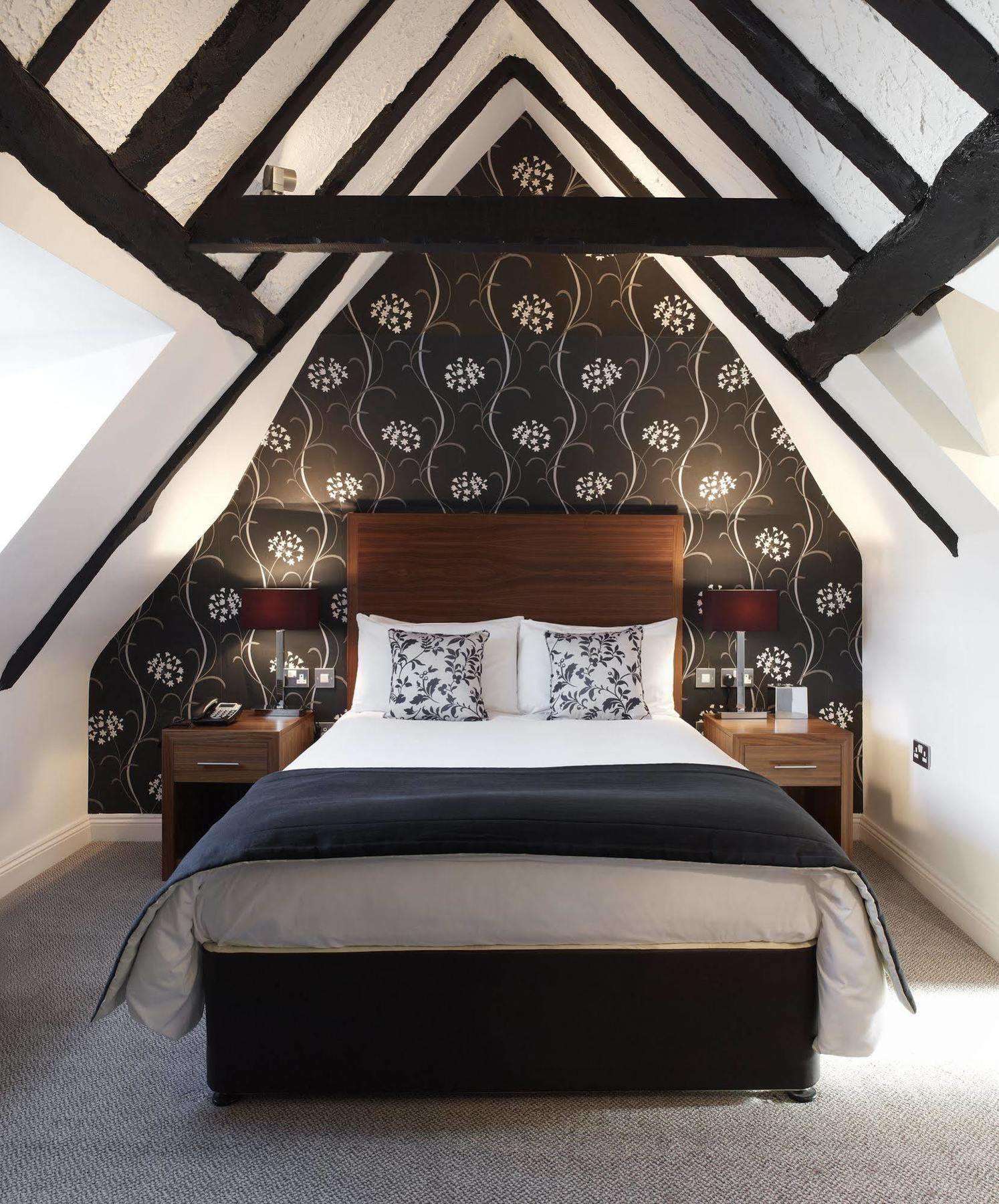 The Boleyn Hotel Staines-upon-Thames Екстер'єр фото