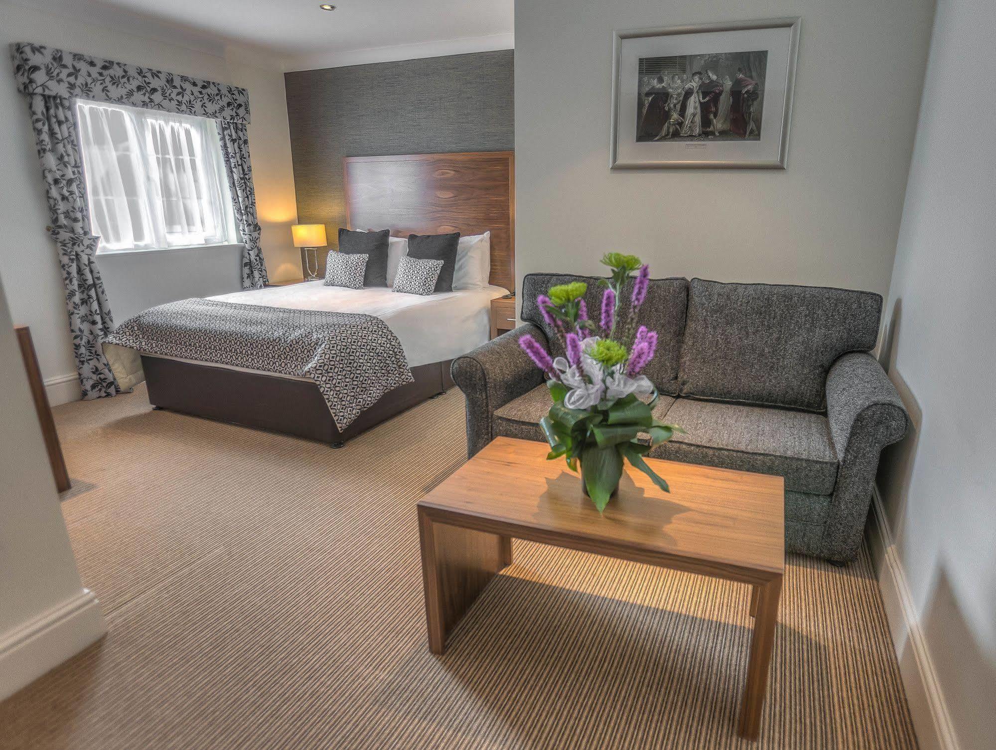 The Boleyn Hotel Staines-upon-Thames Екстер'єр фото