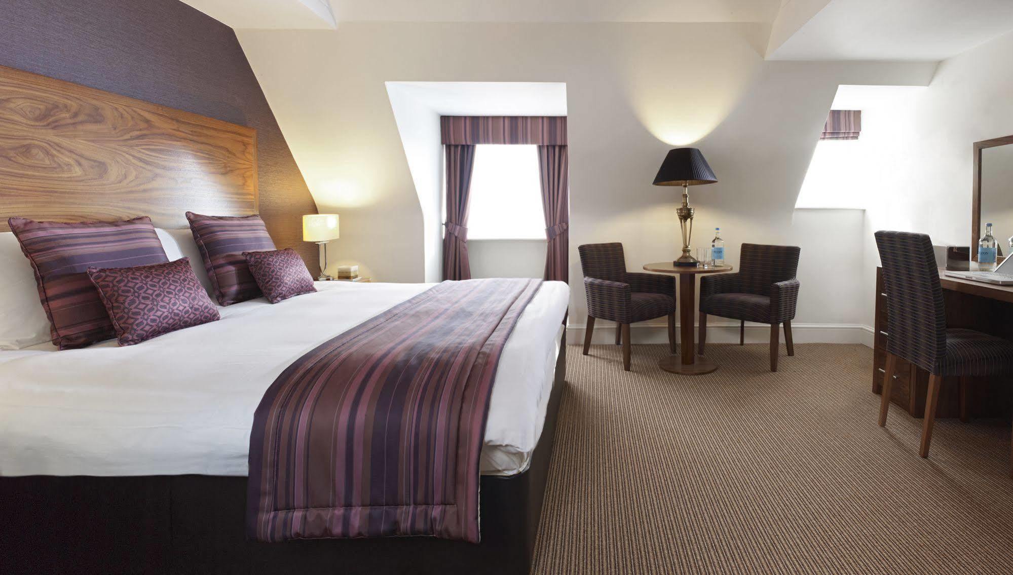 The Boleyn Hotel Staines-upon-Thames Екстер'єр фото